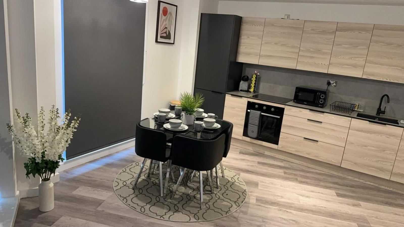 Stunning 2-Bed Premium Apartment - Free Wi-Fi Preston  Bagian luar foto