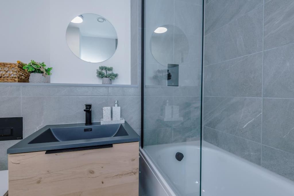 Stunning 2-Bed Premium Apartment - Free Wi-Fi Preston  Bagian luar foto