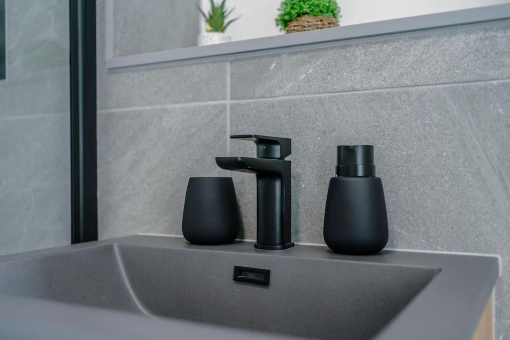 Stunning 2-Bed Premium Apartment - Free Wi-Fi Preston  Bagian luar foto